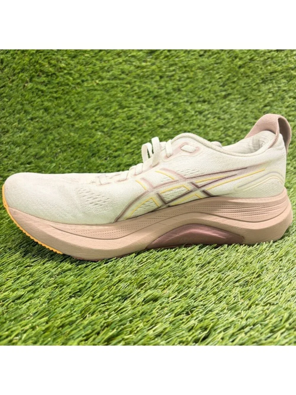 Asics Gel-Kayano 32 Womens Size 9.5 Ivory Pink Athletic Running Shoes Sneakers
